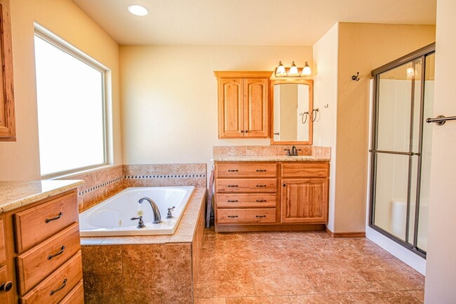 Building Photo - Beautiful 4 Bedroom/2 Bath Home