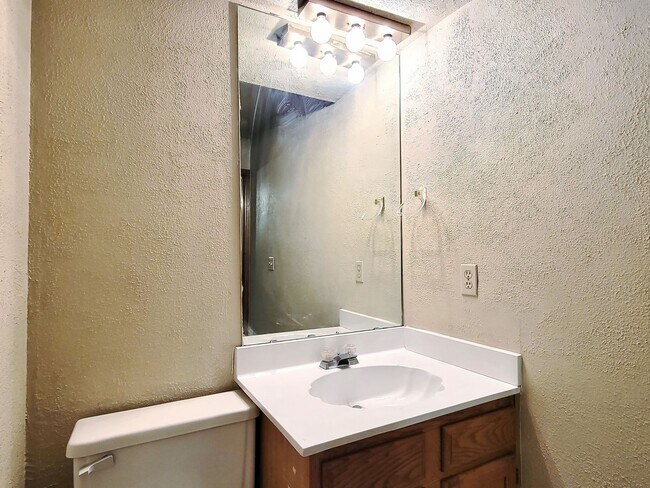 Building Photo - 14011 Fairhill Ave