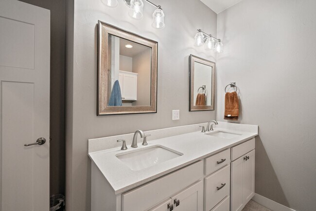 Building Photo - Modern 4-bedroom 3-bathroom Home
