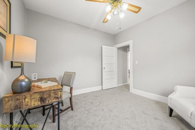 Building Photo - Charming Bungalow in Overlook neighborhood...
