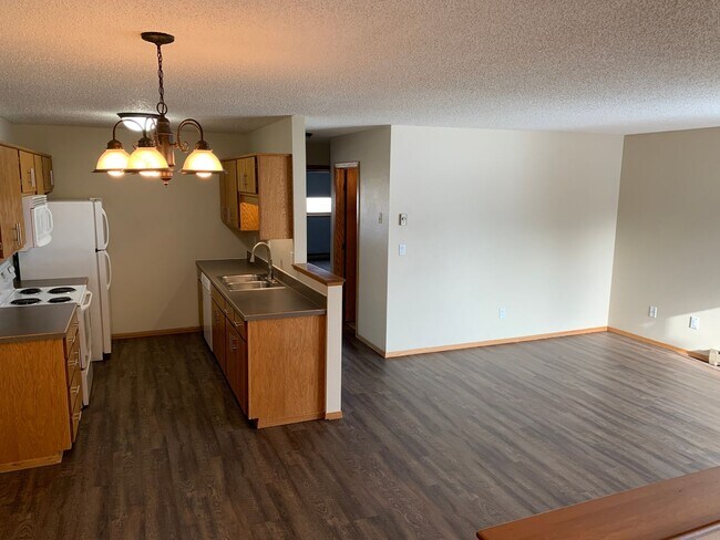 Building Photo - 4 Bed, 2 Bath Twinhome in South Fargo!