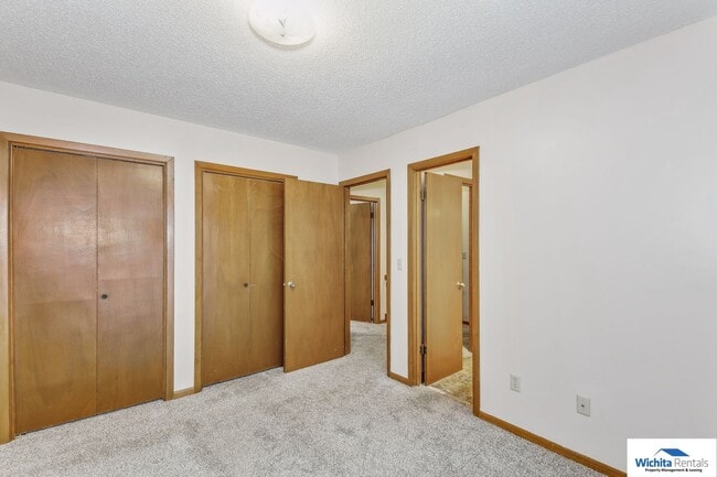 Building Photo - Beautiful town home in south east Wichita!