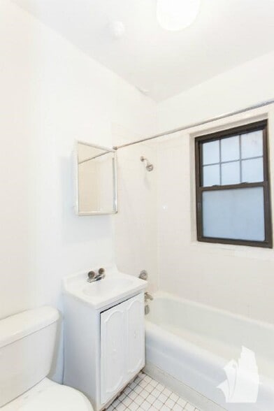Building Photo - 660 W Cornelia Ave
