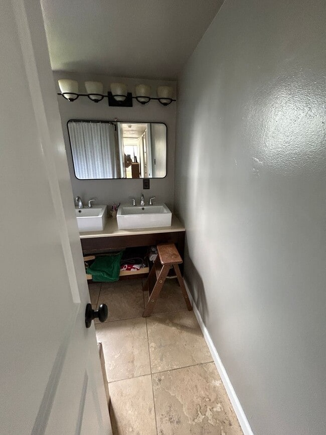 Building Photo - Updated in North Hanford