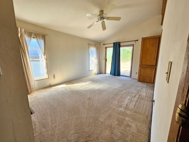 Building Photo - 13973applelane.is4lease.com