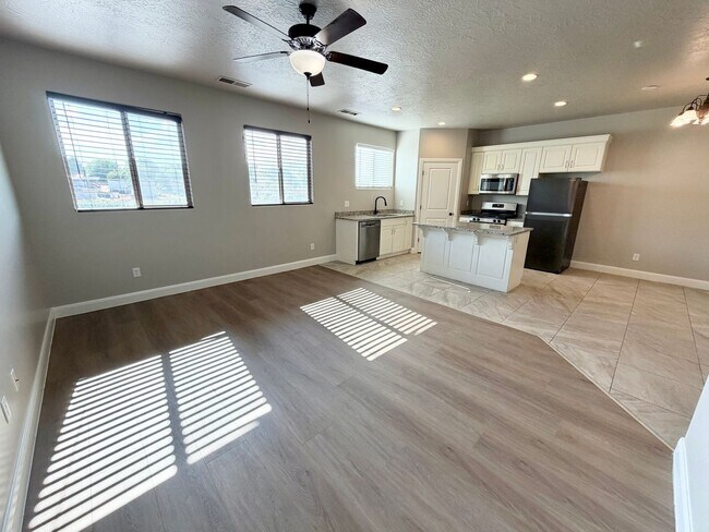 Building Photo - 355 W 200 S