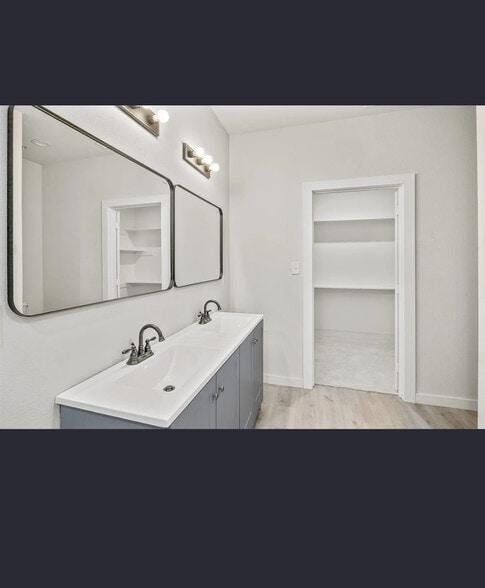Double vanity primary bathroom - 3315 Rutledge St