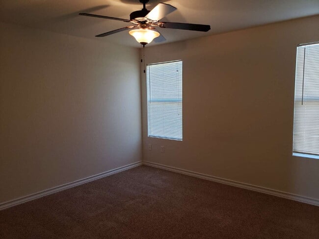 Building Photo - Spacious 3 Bed / 2.5 Bath Townhome in Quiet North Side Community