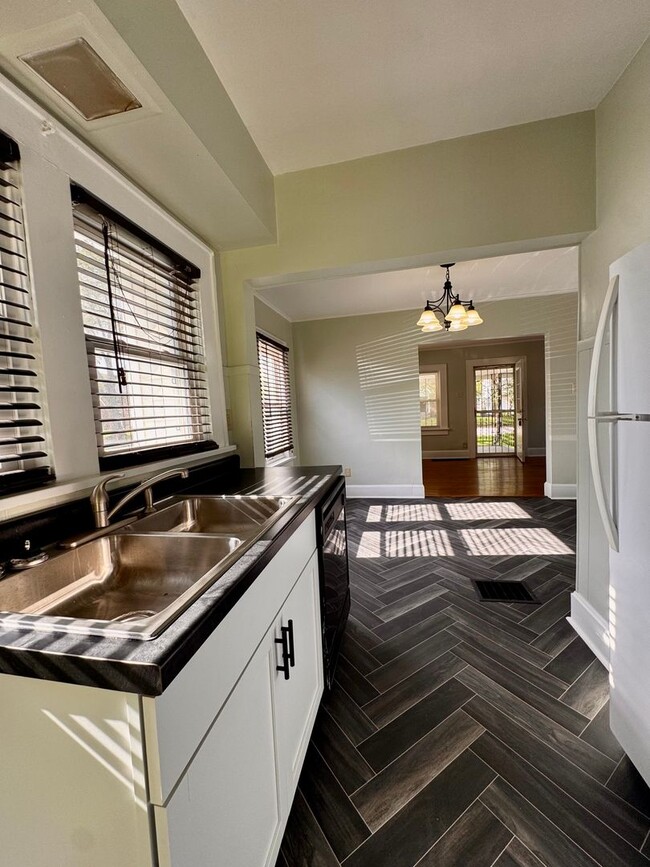 Building Photo - Charming 2 Bedroom 1 Bath House