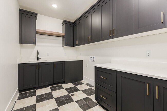 Building Photo - Beautiful 5 bed 4 bath home in Desert Cany...