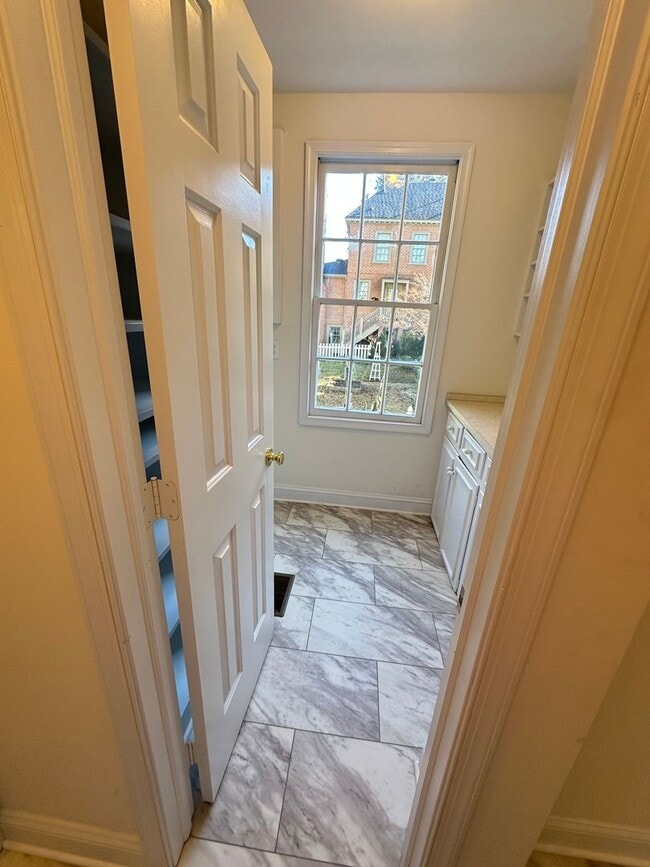 Building Photo - 503 Newport Ave