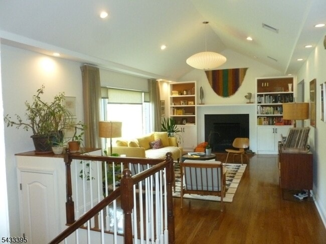 Building Photo - 48 Woodmont Rd