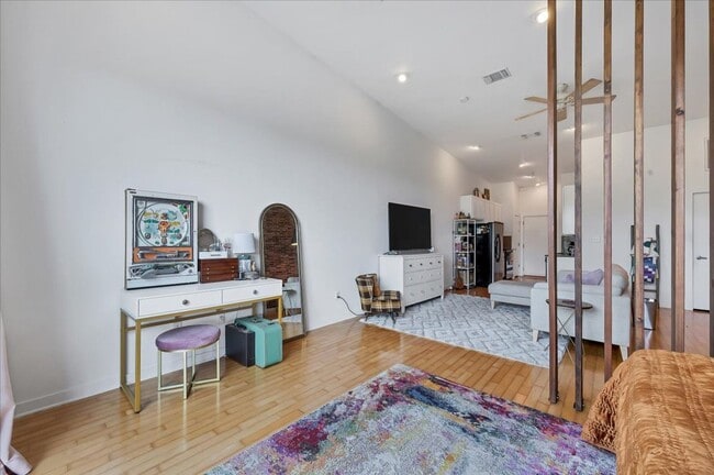 Building Photo - 2931 E 12th St