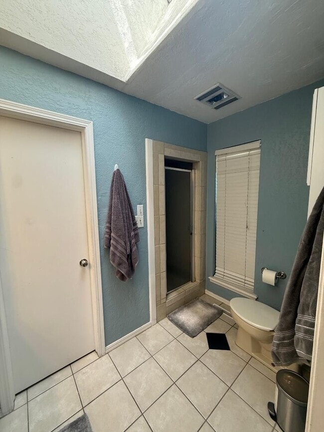 Building Photo - 3 Bed 2 Bath Home For Lease August 1!