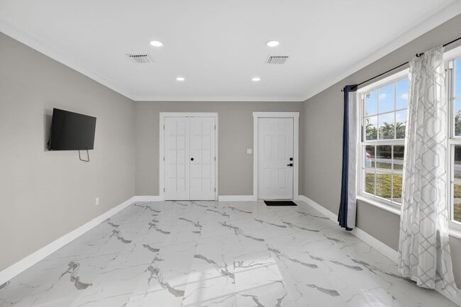 Building Photo - 108 SW 24th Ave