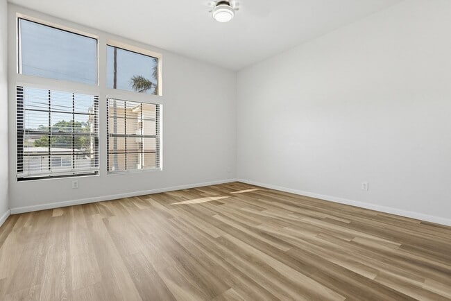 Building Photo - 270 Dahlia Ave