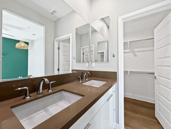 Building Photo - Stunning 3BD/2.5BA Townhouse in Mission Va...