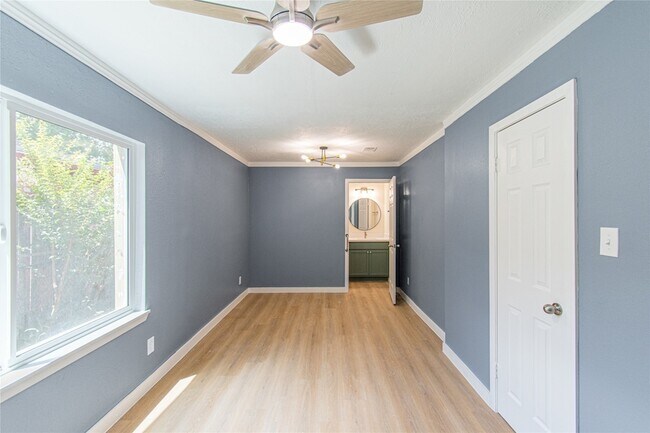 Building Photo - 12906 Southspring Dr