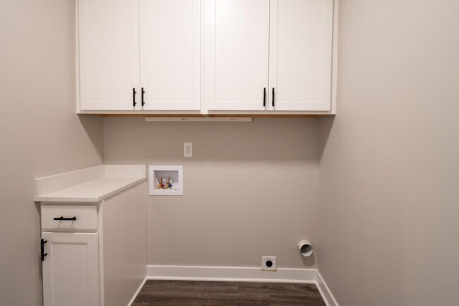 Building Photo - 8452 Oak Shade Cir