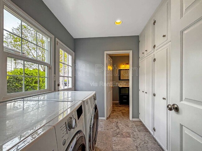 Building Photo - 5147 E Los Flores St