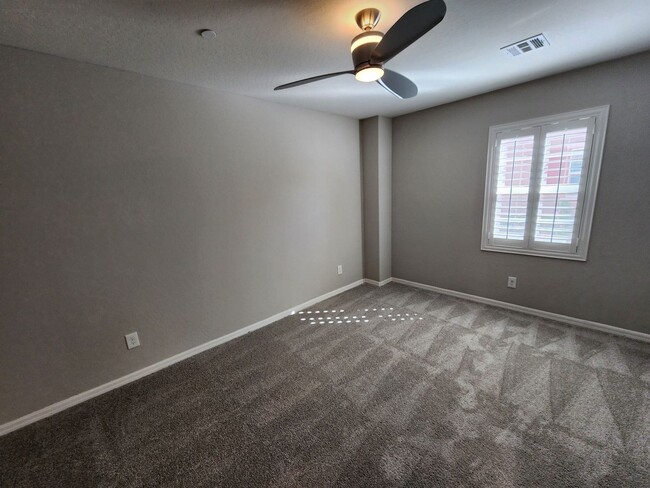 Building Photo - Three Level Mountains Edge Townhome