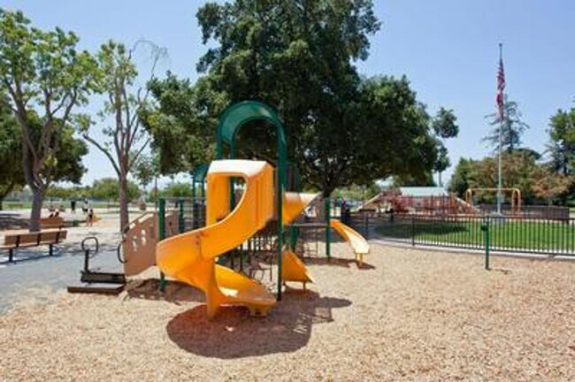 Building Photo - Beautiful 3 bedroom, 3 bath Condo in prime San Jose Location
