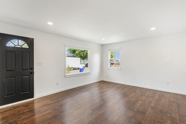 Building Photo - Charming Two Bedroom Haven in SE Portland!