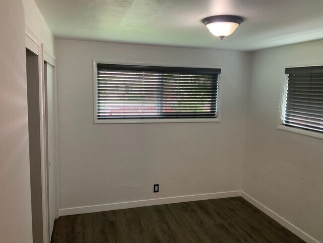 Building Photo - 2 Bedroom Off Coburg Rd.