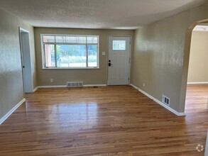 Building Photo - Great 3 bedroom, 1 bath home close to Regi...