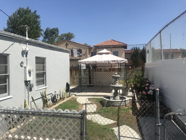 Building Photo - Spacious and Beautiful Home