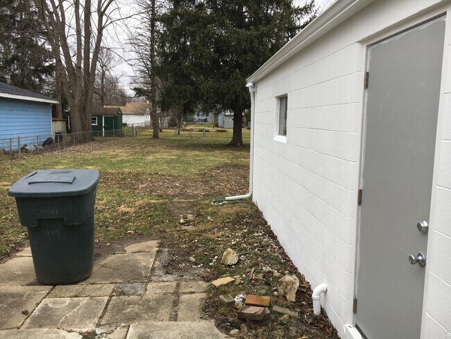 Building Photo - **BEAUTIFULLY REMODELED 2-BEDROOM HOME W/ 2-CAR GARAGE!!**