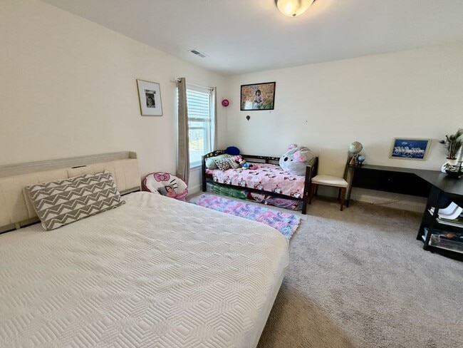 Building Photo - Like new home in Harrisburg!!