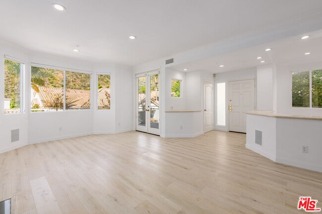Building Photo - 668 Palisades Dr