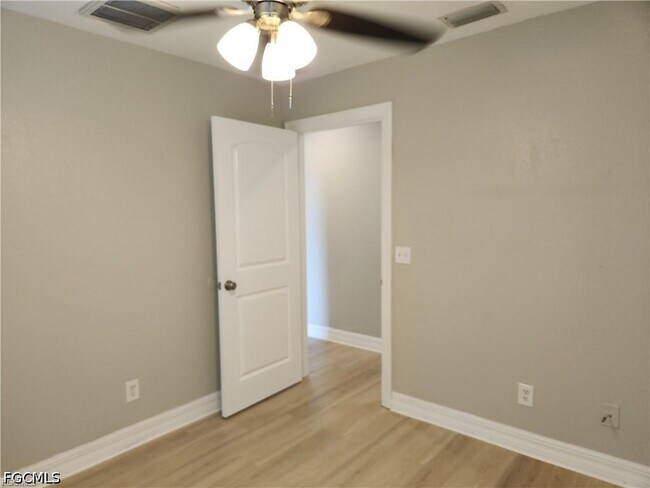 Building Photo - 827 NE 23rd Terrace