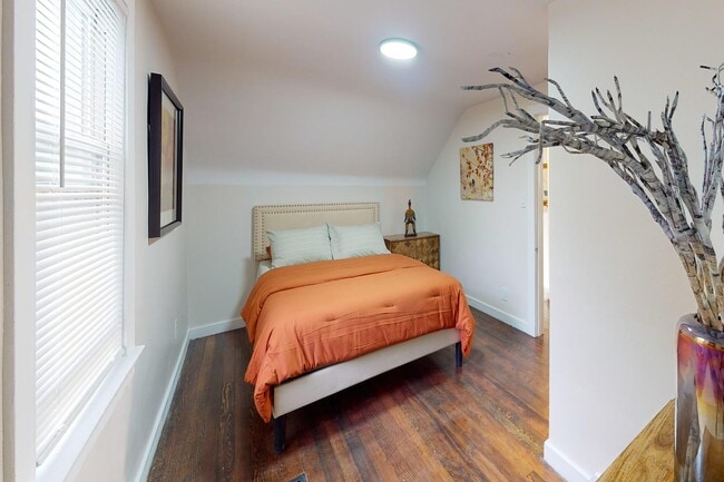 Building Photo - 2002 Ridgemont Rd