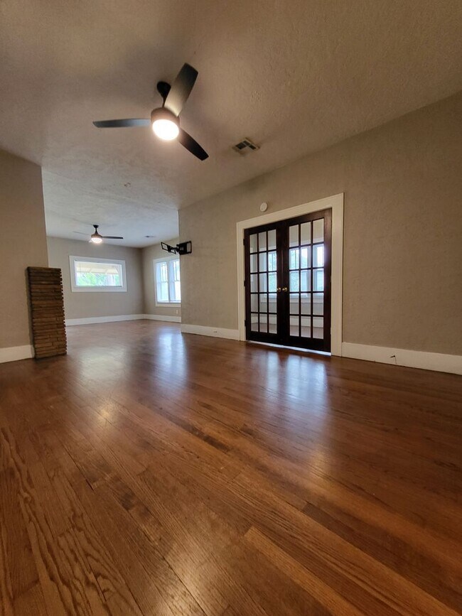 Building Photo - PRELEASING July 2026 - (3-4) Bed/(2) Bath ...