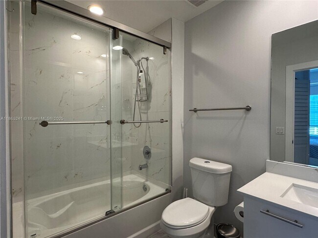 Building Photo - 950 Brickell Bay Dr