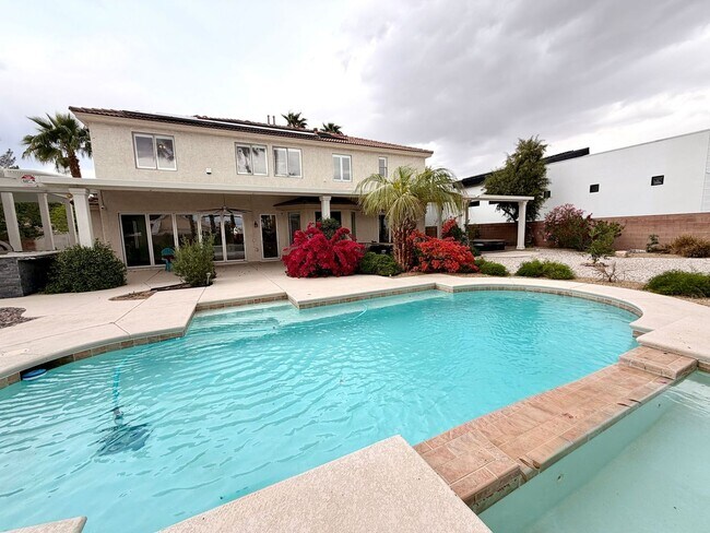 Building Photo - Northwest Valley 6 bdr  4400 sq ft  with RV parking, pool, covered patio -  all on a 1/2 acre lot!