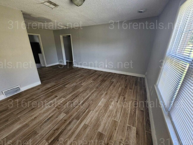 Building Photo - $1200 - 4 bedroom / 2 bathroom - Single Family Home