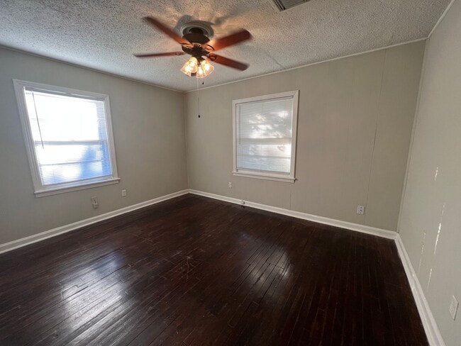 Building Photo - Lovely 3 Bedroom 1 Bathroom Home with a Fenced Backyard!