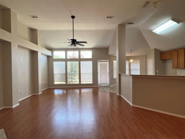 Building Photo - 217 Willowlake Dr