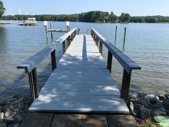 Building Photo - Lake Front 2-Bedroom Home on Beautiful Lak...