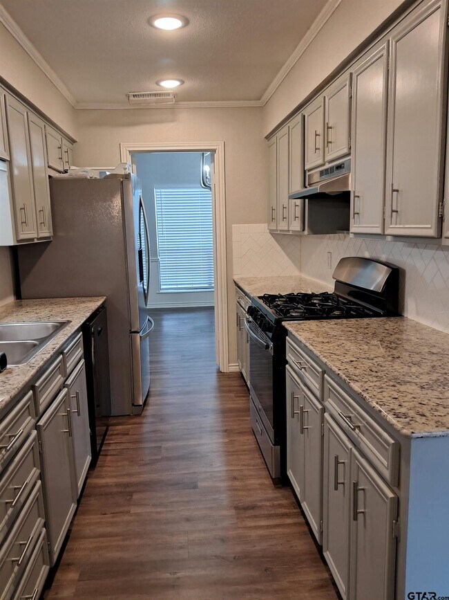 Building Photo - 704 Becky Dr