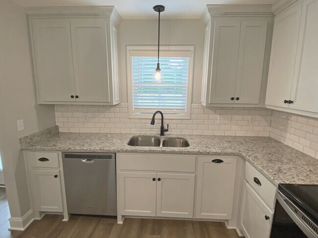 Building Photo - 3 bedrooms, 2 baths in Hahira/North Lownde...