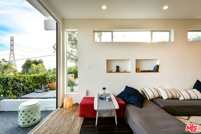 Building Photo - 7107 Pacific View Dr