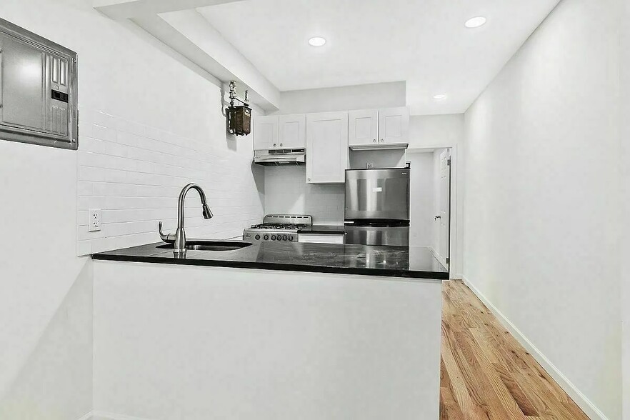 Building Photo - Two Bedroom Apartment UES