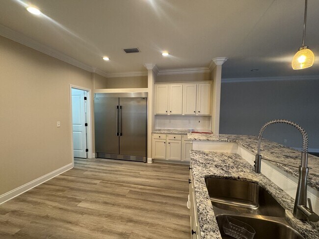 Building Photo - $500 OFF in NOVEMBER: Move-In Special!