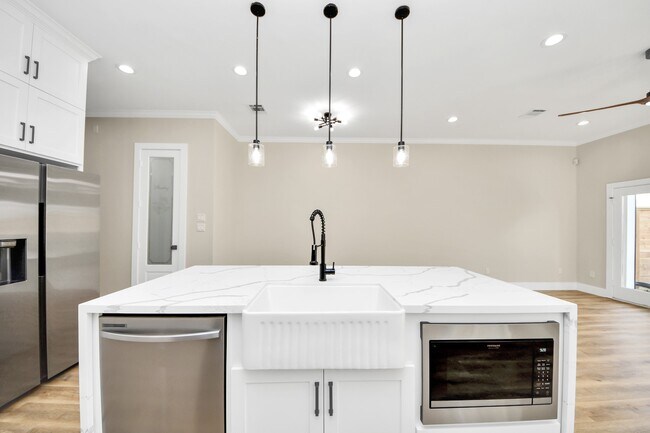 Building Photo - 127 E 38th St