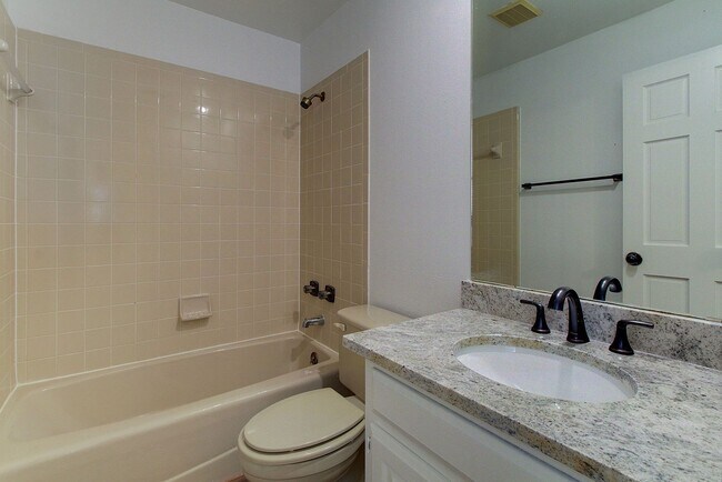 Building Photo - Foster Lane Town Homes NM