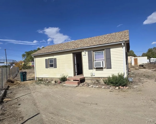 Building Photo - 2705 E 10th St